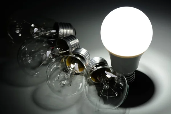 Lampada a led incandescente e lampadine a incandescenza al buio — Foto Stock