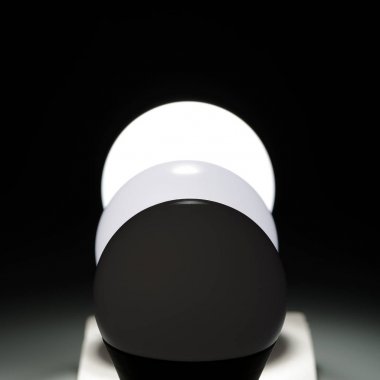 Parlayan ışık karanlıkta led