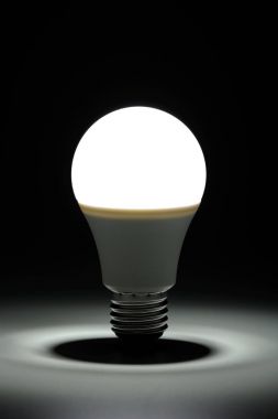 Parlayan ışık karanlıkta led