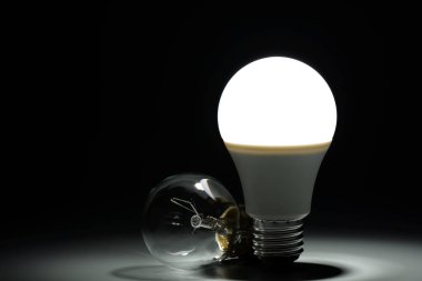Parlayan lamba ve akkor ampul led karanlıkta