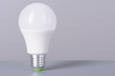 Gri arka plan üzerinde LED ampul