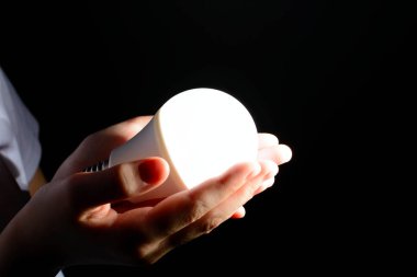 Işık karanlıkta parlayan bir holding çocuk eller led