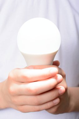 Çocuk el parlayan led ampul tutar