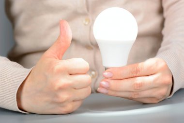 Bir parlayan tutan eller ışık led ve gibi göster