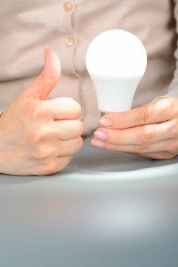 Bir parlayan tutan eller ışık led ve gibi göster