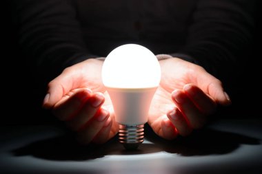 Bir parlayan tutan eller karanlıkta ampul led