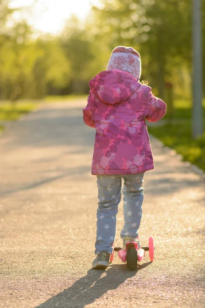 Bambina cavalcando uno scooter — Foto Stock