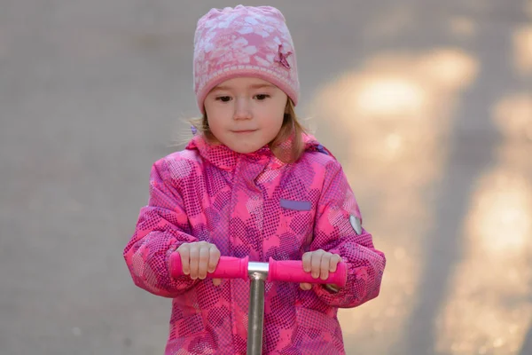 Bambina cavalcando uno scooter — Foto Stock