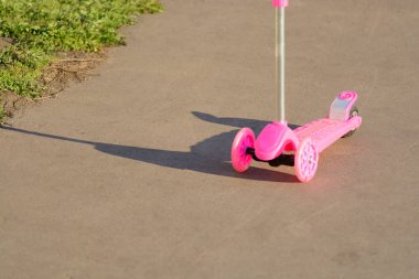 Kaldırıma pembe scooter
