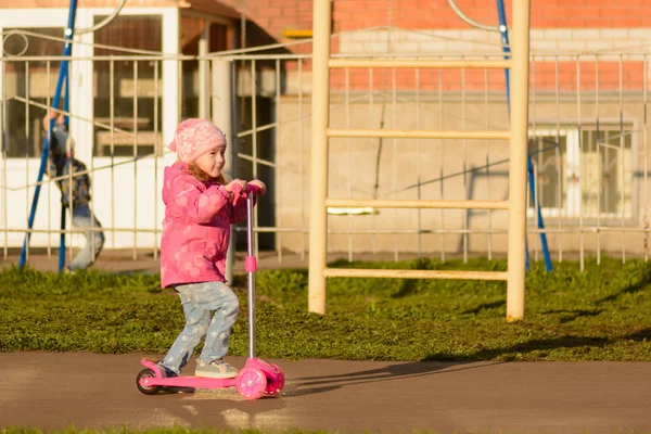 Bambina cavalcando uno scooter — Foto Stock