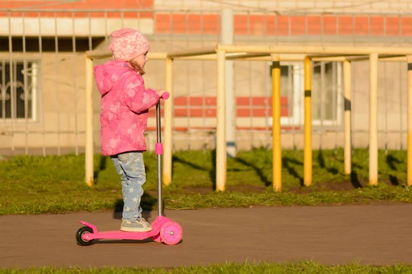 Bambina cavalcando uno scooter — Foto Stock