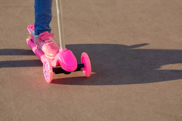 Niña montando un scooter —  Fotos de Stock