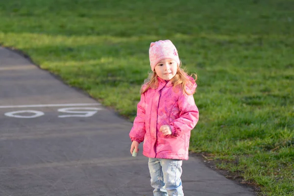 Bambina cammina per strada — Foto Stock