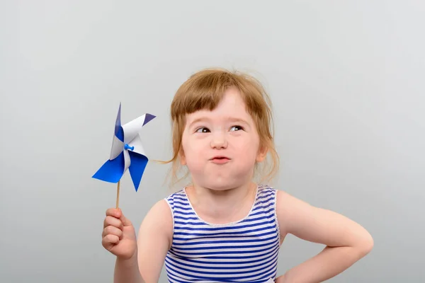 Schattig meisje met windmolen speelgoed — Stockfoto