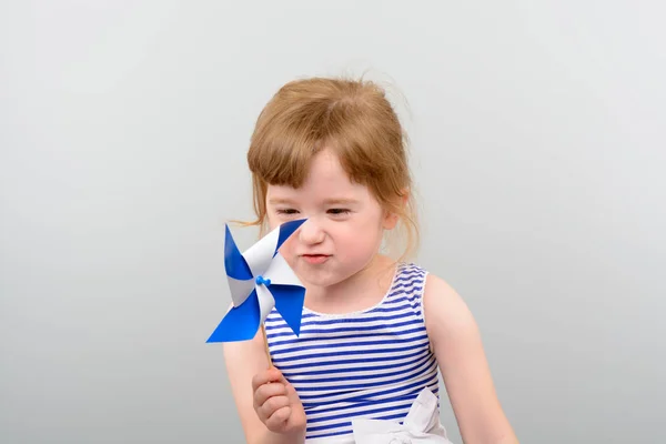 Menina bonito com brinquedo moinho de vento — Fotografia de Stock