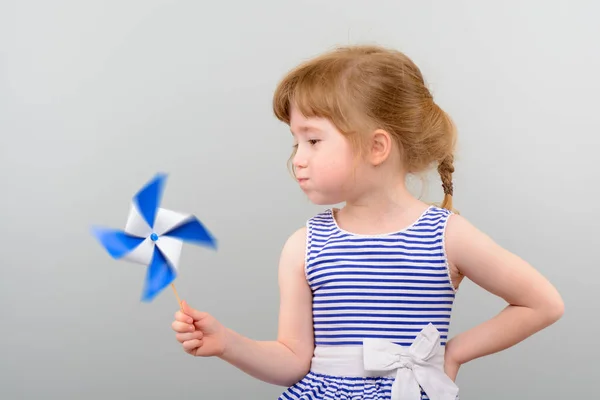 Jolie fille avec jouet moulin à vent — Photo