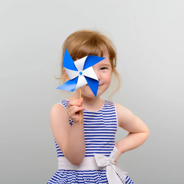 Ładna dziewczyna z wiatraka zabawki — Zdjęcie stockowe