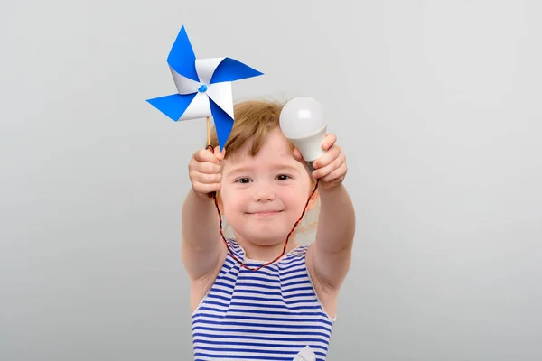 再生可能エネルギーの概念。Led 電球と風車とかわいい女の子 — ストック写真