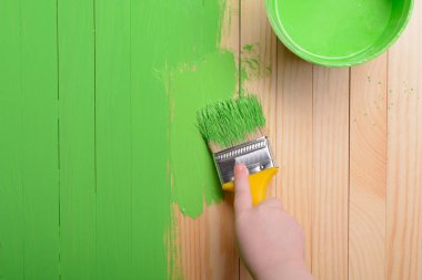 Çocuğun el bir fırça ile boya Yeşil Ahşap Çıta: Ana sayfa görünümü