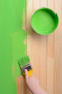 Çocuğun el bir fırça ile boya Yeşil Ahşap Çıta: Ana sayfa görünümü