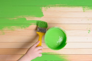 Çocuğun el bir fırça ile boya Yeşil Ahşap Çıta: Ana sayfa görünümü