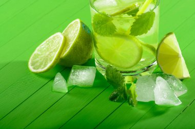Mojito bir bardak buz, limon ve nane ahşap kurullarında