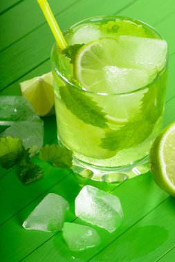 Mojito bir bardak buz, limon ve nane ahşap kurullarında