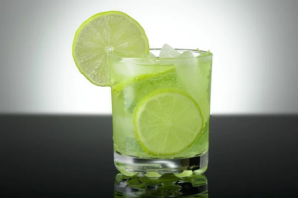 Un verre de Mojito avec glace, quartiers de lime et menthe — Photo