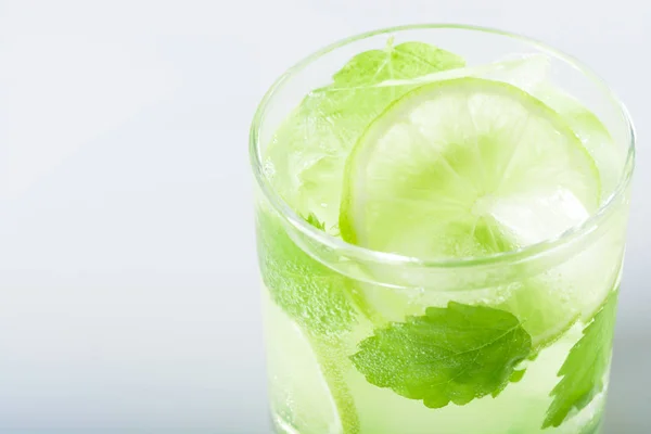 Un vaso de Mojito con hielo, cuñas de lima y menta —  Fotos de Stock