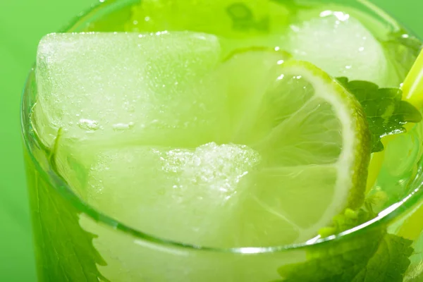 Un vaso de Mojito con hielo, cuñas de lima y menta —  Fotos de Stock