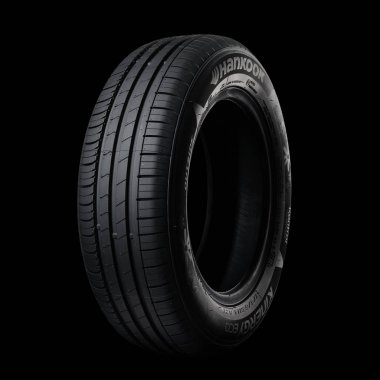 Almetyevsk City, Rusya - 5 Nisan 2017: Otomobil lastiği Hankook siyah arka plan