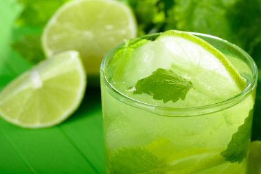 Bir bardak limonata limon ve nane ile