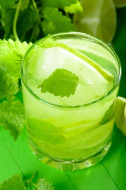 Bir bardak limonata limon ve nane ile