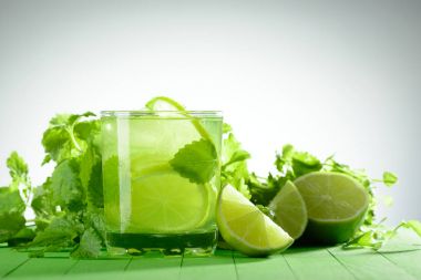 Bir bardak limonata limon ve nane ile