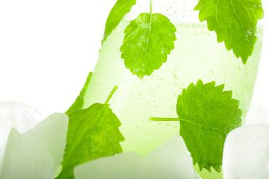 Bir şişe buzda nane ile limonata