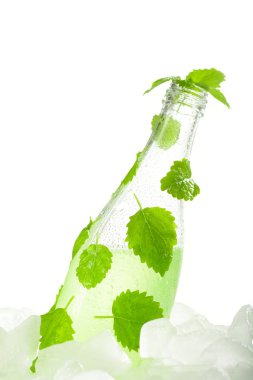 Bir şişe buzda nane ile limonata