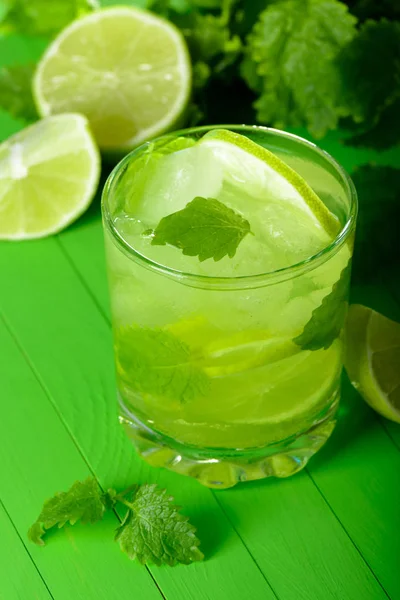 Стакан лимонада с лаймом и мятой — стоковое фото
