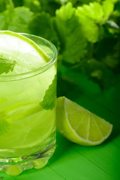 Ein Glas Limonade mit Limette und Minze — Stockfoto