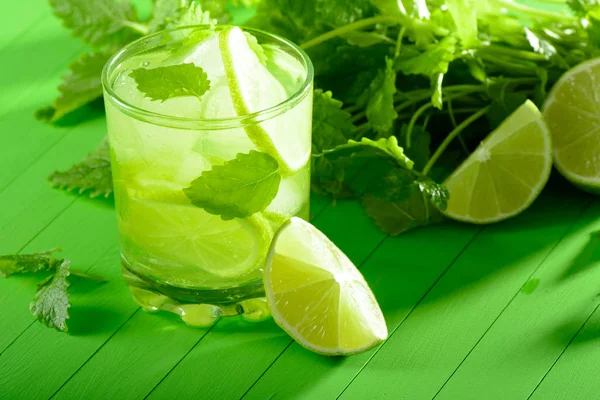 Un vaso de limonada con lima y menta — Foto de Stock