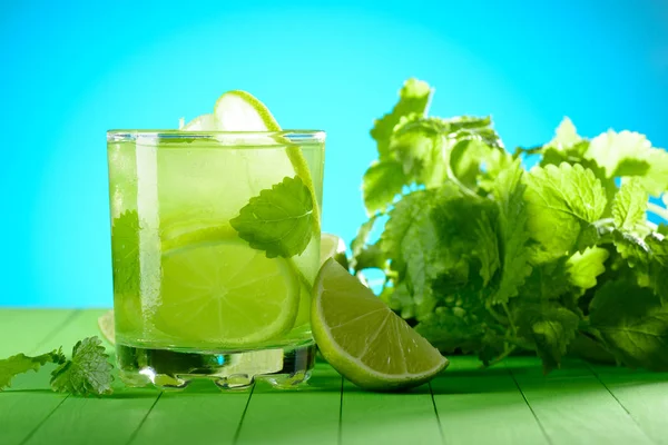 Un vaso de limonada con lima y menta —  Fotos de Stock