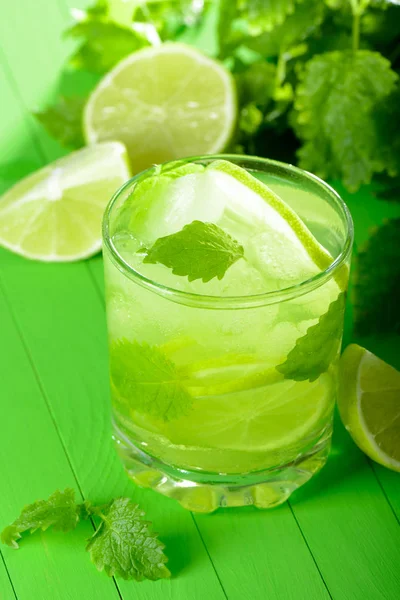 Un vaso de limonada con lima y menta —  Fotos de Stock