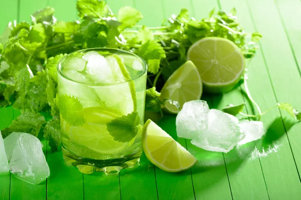 Ett glas lemonad med lime och mynta — Stockfoto
