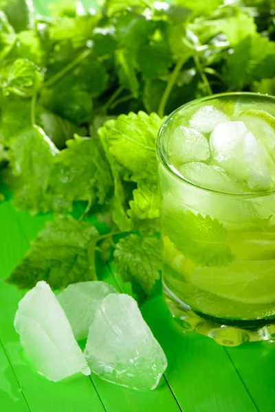 Un vaso de limonada con lima y menta —  Fotos de Stock