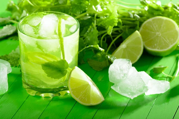 Un vaso de limonada con lima y menta — Foto de Stock