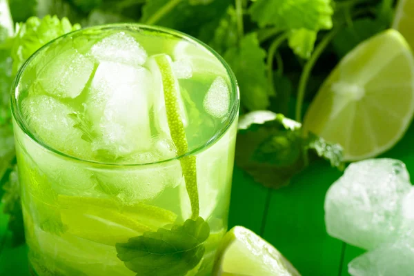 Un vaso de limonada con lima y menta — Foto de Stock