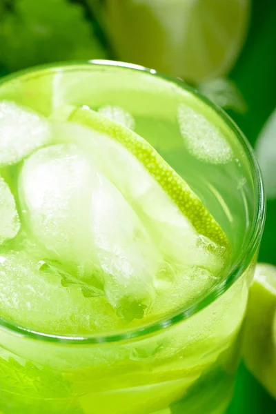 Een glas limonade met limoen en munt — Stockfoto
