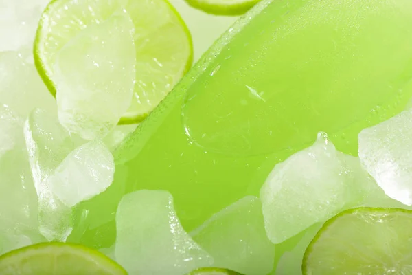 Eine Flasche Limonade mit Limette auf Eis — Stockfoto