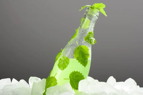 Uma garrafa de limonada com hortelã no gelo — Fotografia de Stock