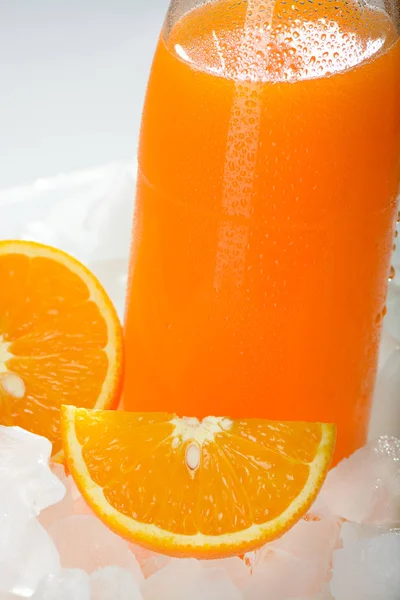 Die Flasche Orangensaft auf Eis — Stockfoto