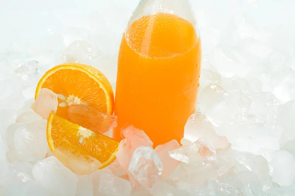 La bottiglia di succo d'arancia sul ghiaccio — Foto Stock